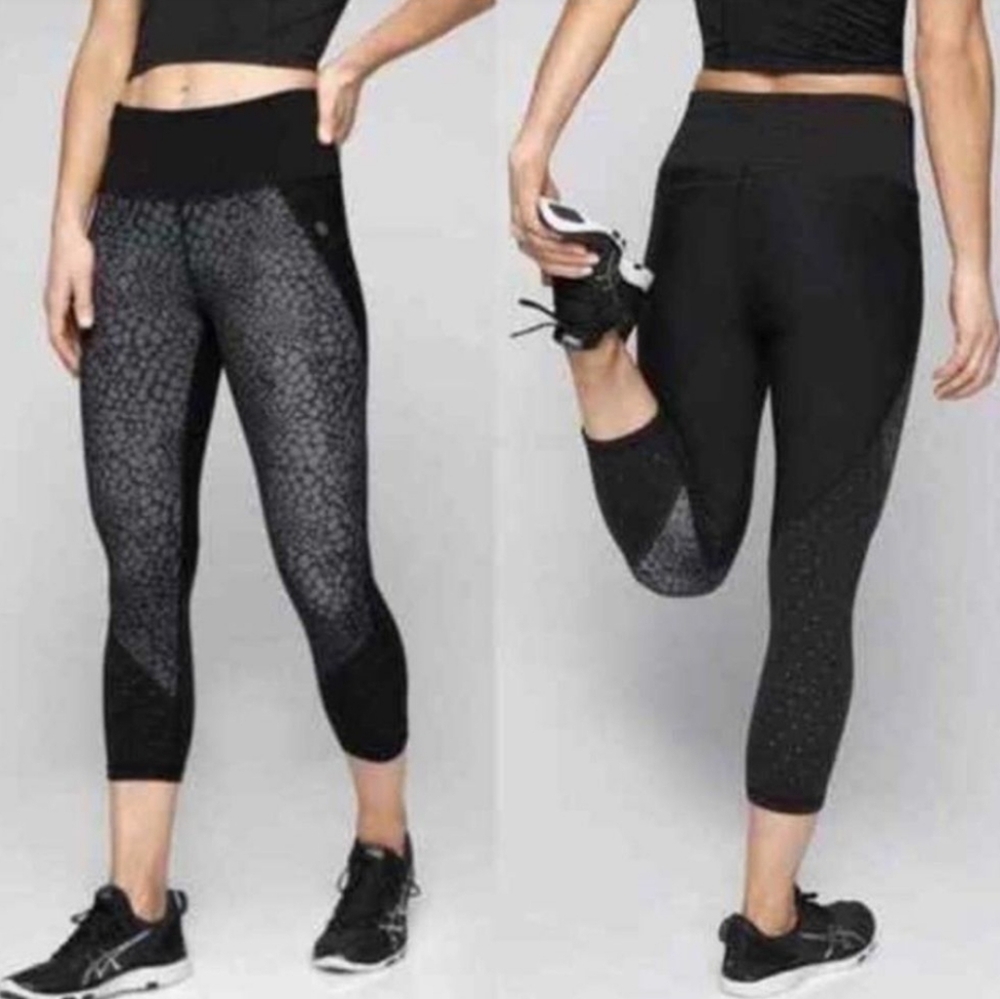 EUC! Athleta Stealth Capri - S
